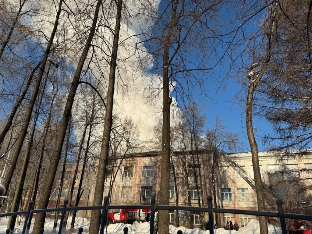 Следователи назвали предварительную причину возгорания в колледже Новосибирска