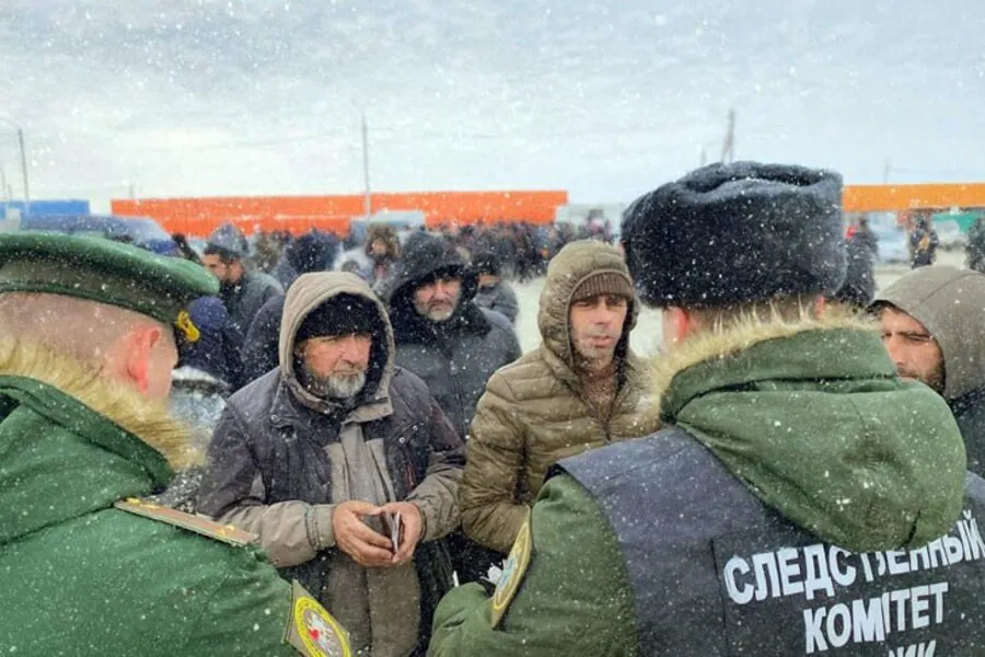 Мигрант с ВИЧ-инфекцией забаррикадировался от новосибирских силовиков в туалете