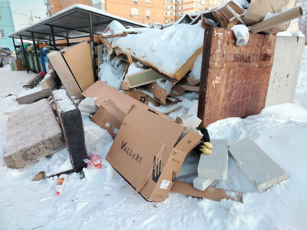 Новосибирцы жалуются на переполненные площадки для крупногабаритного мусора