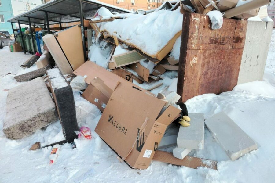 Новосибирцы жалуются на переполненные площадки для крупногабаритного мусора