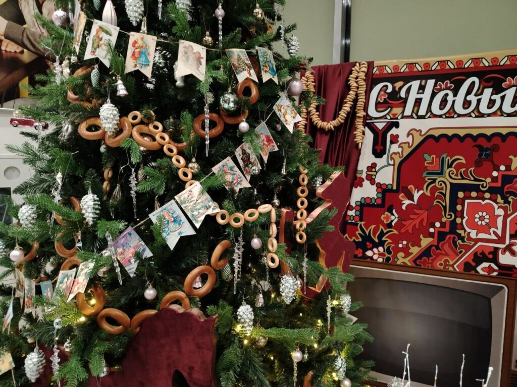 «A la Russe»: трендом в новогодних украшениях в Новосибирске стала ностальгия