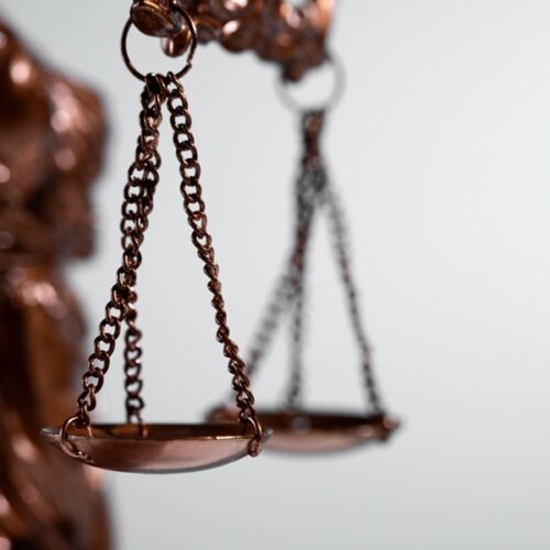 «Дело стало знаковым»: Верховный суд занял сторону покупателя квартиры Ларисы Долиной