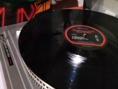 «Настойчиво идите к трезвости»: новосибирский завод начал производство винила с ретро-пластинки для алкоголиков