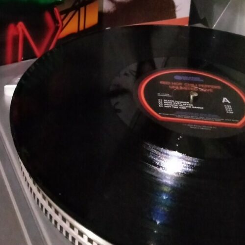 «Настойчиво идите к трезвости»: новосибирский завод начал производство винила с ретро-пластинки для алкоголиков