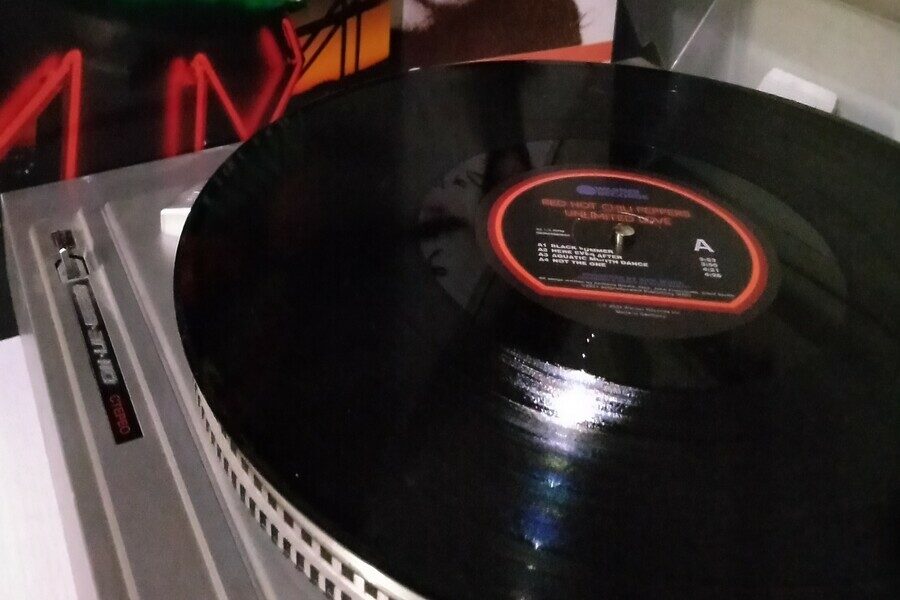 «Настойчиво идите к трезвости»: новосибирский завод начал производство винила с ретро-пластинки для алкоголиков