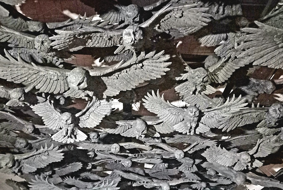 ева Сибирь с Великим Медведем, встречающая зрителя загадочной полуулыбкой, стая сов, мчащаяся под потолком — образы, вызывающие почти детский восторг, ощущение диалога с древней легендой