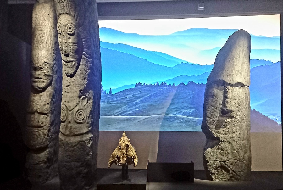 Органичный и полновесный арт-компонент выставки — ее экспозиционный дизайн