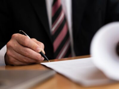 Новосибирский депутат обратился в суд с иском о защите чести и достоинства