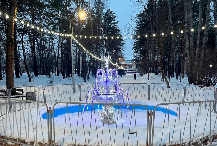Световая иллюминация на площади у фонтана в парке «Первомайский» восстановлена.