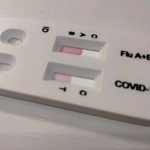 «Никто не ждал вирус так рано»: жители Новосибирска скупают подорожавшие тесты для диагностики гриппа и ковида