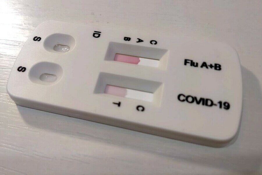 «Никто не ждал вирус так рано»: жители Новосибирска скупают подорожавшие тесты для диагностики гриппа и ковида