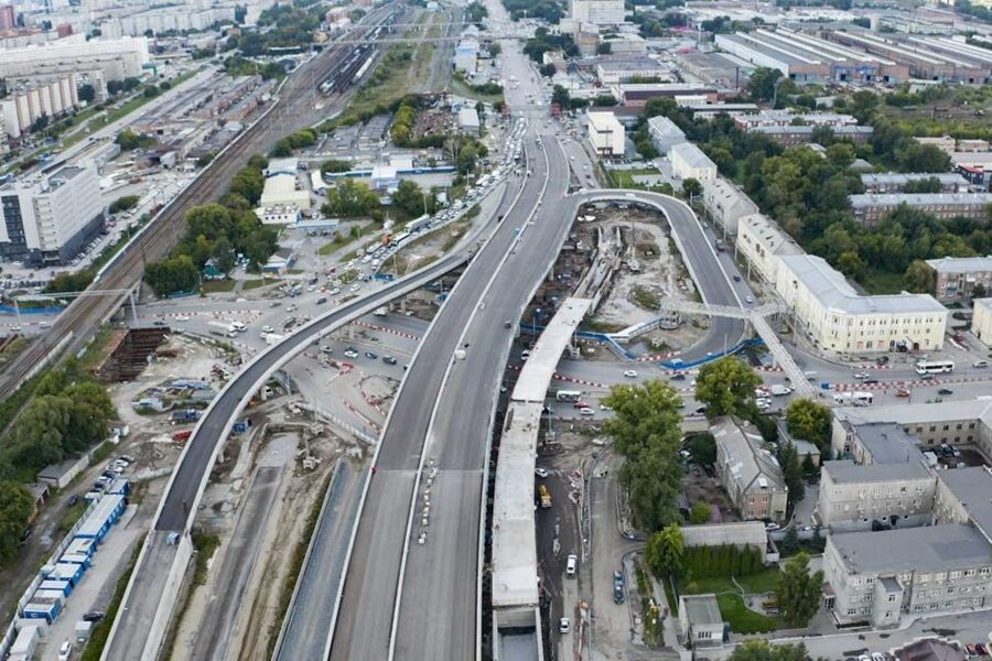 Эстакада четвертого моста проходит рядом с окнами новосибирцев