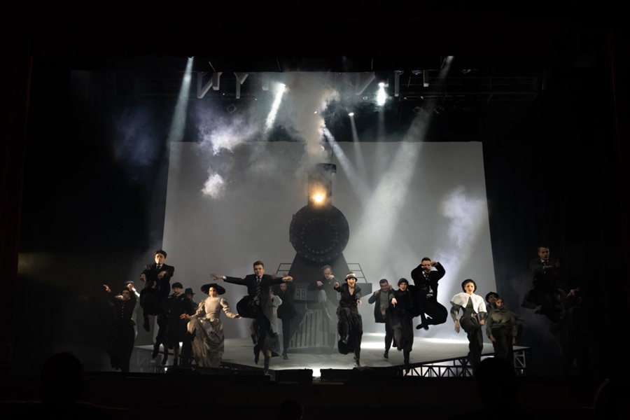 Сквозной сюжет тут помимо собственно биографии — это роман Поэта и славы.