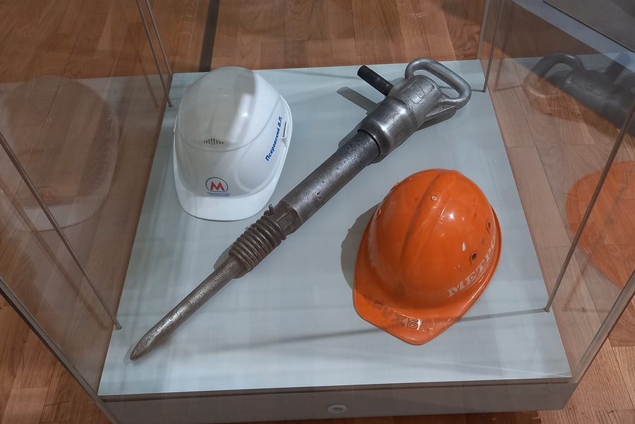 Первый экспо-слой — реликвии рождения подземки: отбойные молотки, каски, прочие инструменты