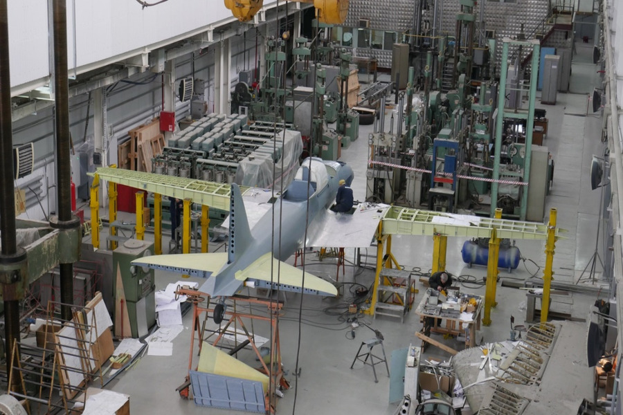 Участок сборки самолета компании "Авиареставрация"