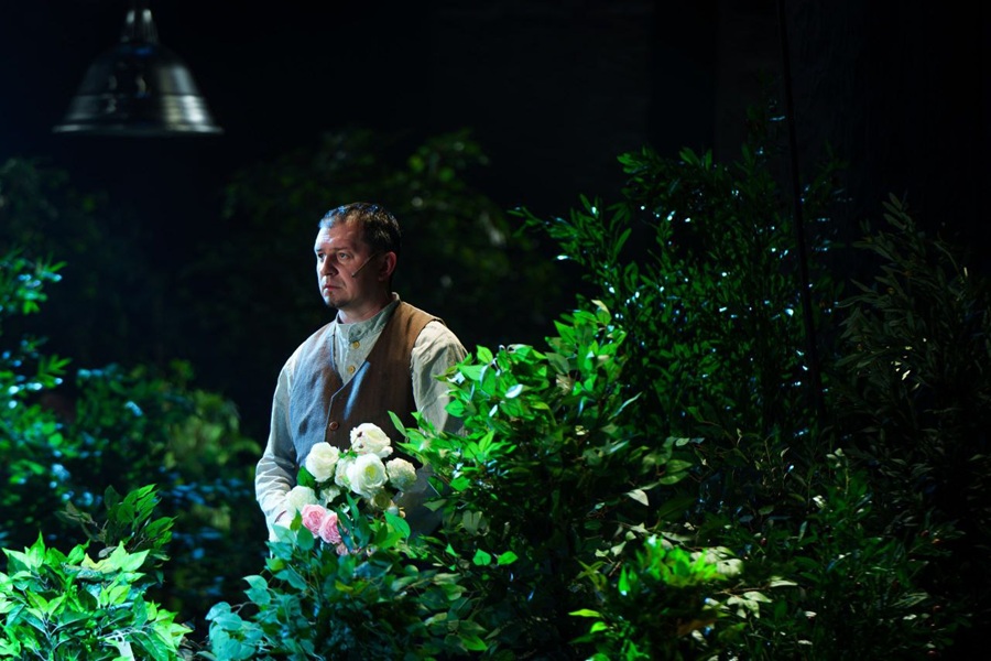 Метаморфизм режиссуры, новое видение в «Дядю Ваню» вшиты в технике малоинвазивной микрохирургии