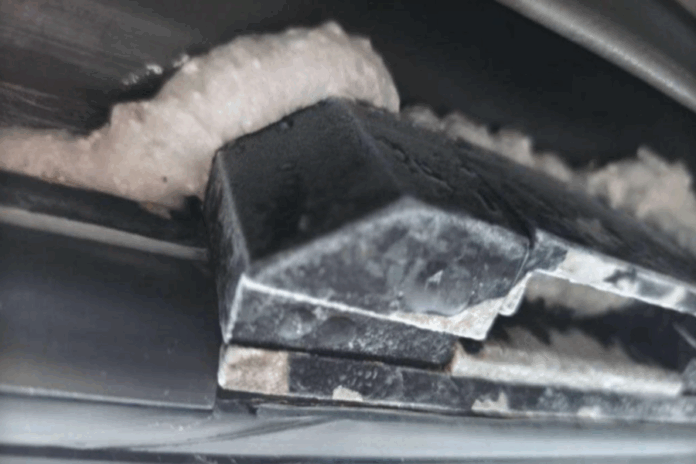 Пассажиры поезда «Новосибирск — Новокузнецк» рассказали о заделанных монтажной пеной окнах