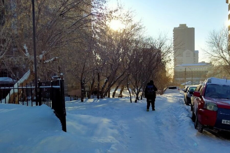 Школьник неспешно идет по двору 