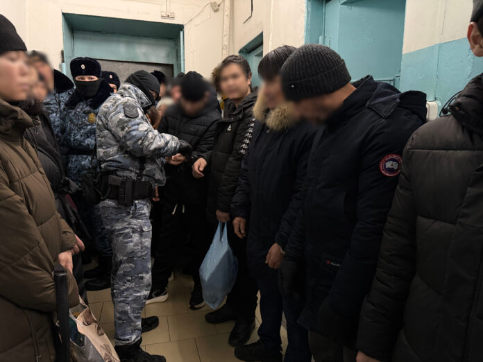 За три дня приставы депортировали почти сотню мигрантов в Новосибирской области