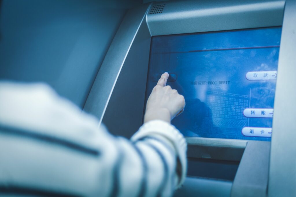 11 миллионов россиян получают зарплату через банк