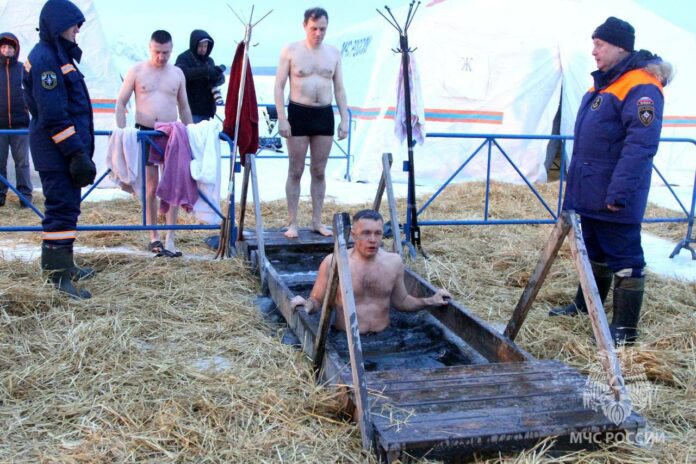 Врач из Новосибирска предупредила об опасности купания в проруби