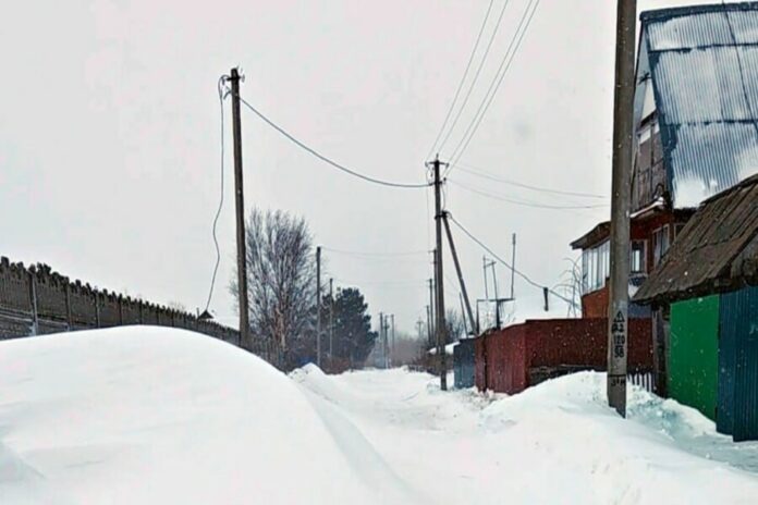 Новосибирцы застряли в деревне Пристань-Почта из-за снежного заноса