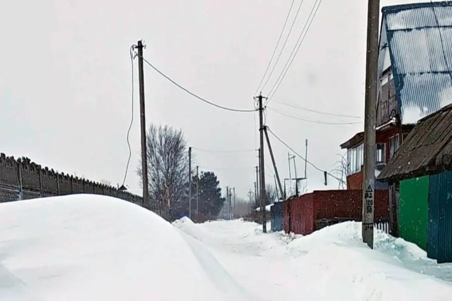 Новосибирцы застряли в деревне Пристань-Почта из-за снежного заноса