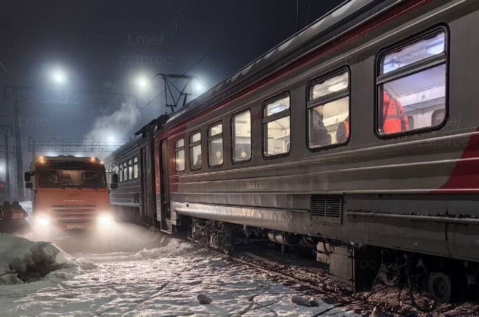 Вагон пригородного поезда сошёл с рельсов на станции Новосибирск‑Главный