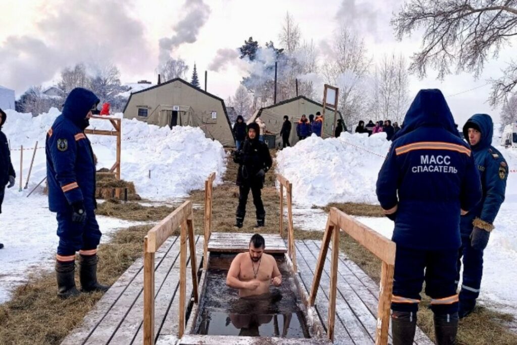 В Новосибирской области на Крещение в прорубь окунулись более восьми тысяч человек