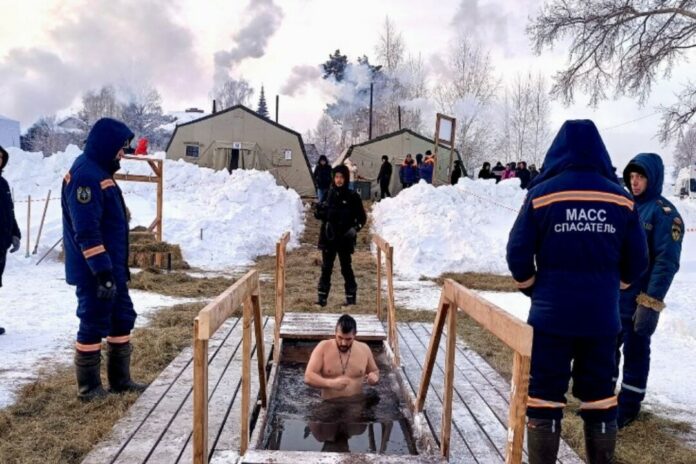 В Новосибирске на Крещение в прорубь окунулись более 6 тысяч человек