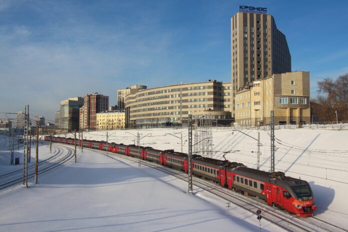 В Новосибирске запустили самый длинный пригородный поезд России