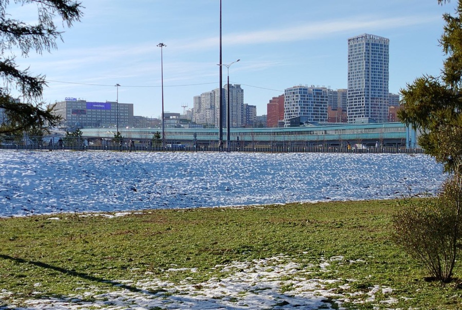 На примере «Горской Лагуны» уже видно, как это работает: здания с активным рельфно-цветовым решением фасада «повезли-потащили» все пространство на гряде улицы Горской и вдоль Стартовой