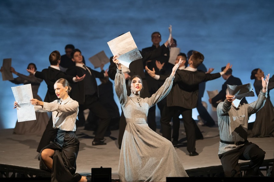 Скандально-сексуальная ипостась Есенина тут проговорена не то чтобы пунктиром, но динамично