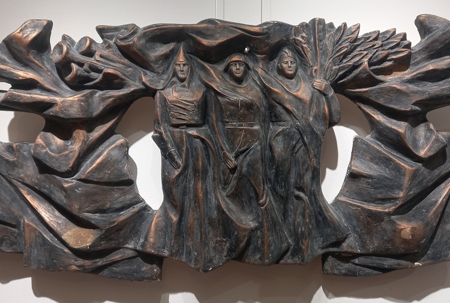 От скульптора Владимира Грачёва — мастер-модель бронзового барельефа «Победный марш» для станции «Красный проспект»