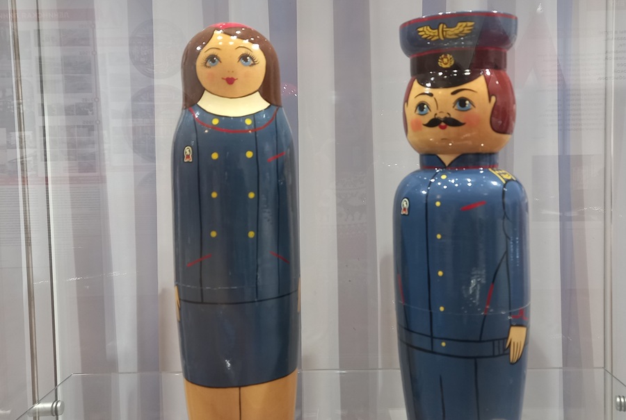 Матрёшка в наряде дежурной по станции. И друг её, статный и рослый матрёх.