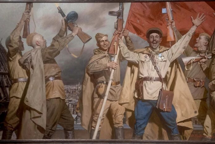 Новосибирцам показывают военно-патриотическую живопись Новосибирцам показывают военно-патриотическую живопись