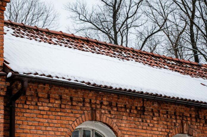 Из-за угрозы обрушения крыши ограничили движение в Новосибирске