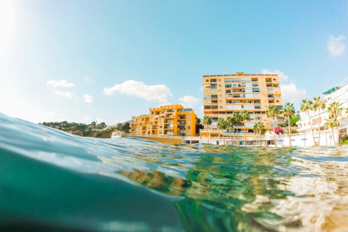 домик на берегу моря