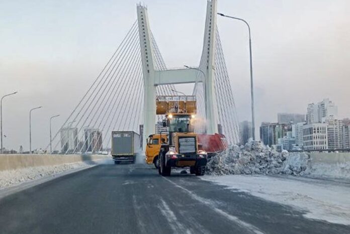 Четвертый мост в Новосибирске почистили от снега