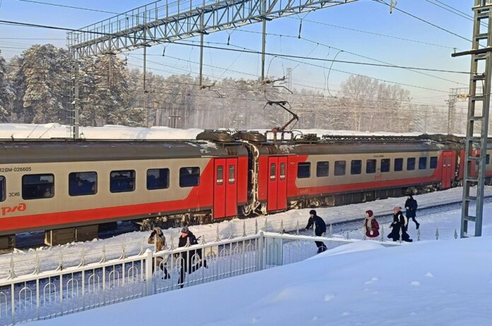 Пригородная электричка под Новосибирском опаздывает на два с половиной часа