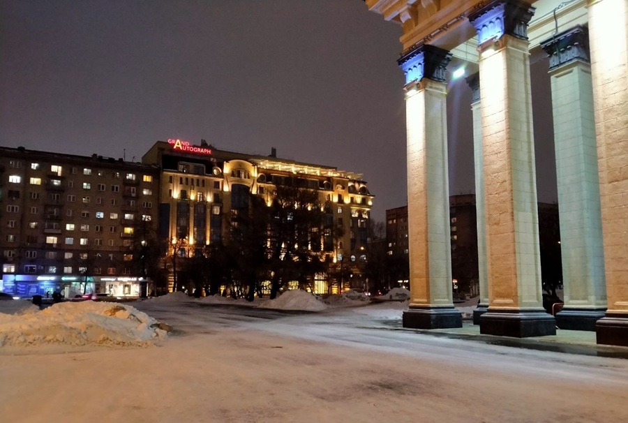 Свое световое «я» сейчас имеют практически все такие здания — и монументальный Grand Autograph