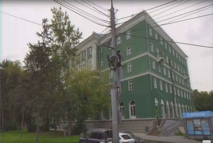 В здании общежития на Ватутина, 4 собственник также убрал свою фрагментарную отделку с фасада.