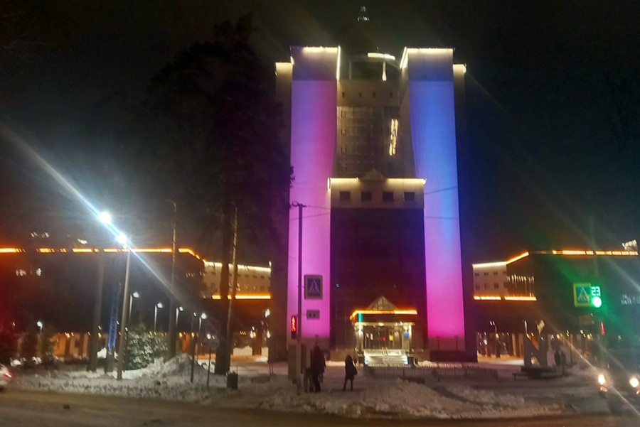 Подсветка у университета и кампуса не просто эстетически проработанная, но еще и динамическая.