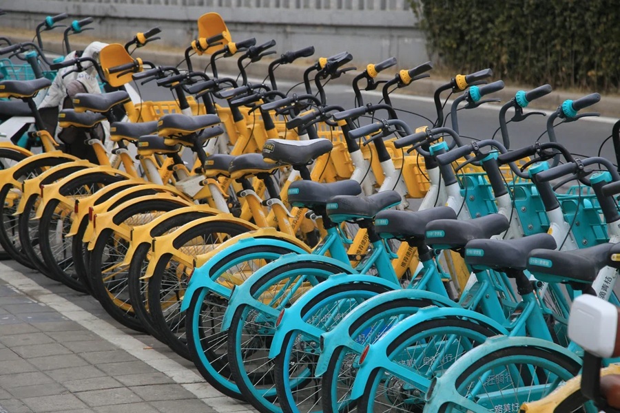 Все улицы рядом с метро также заняты двухколесным транспортом разного типа ― как арендным, так и личным.