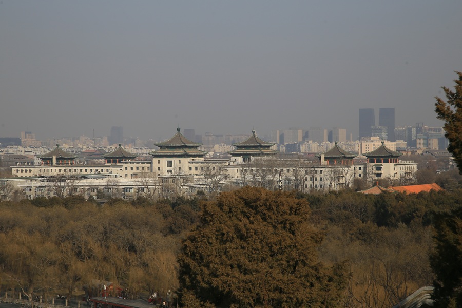 Дымки выбросов, которая окутывала Пекин еще несколько лет назад, особенно в холодное время года, сегодня нет