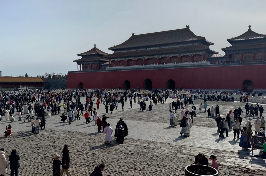 Если же говорить про Запретный город, то там непрерывный поток. Просто встать, остановиться, осмотреться уже невозможно.