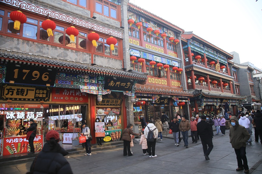 Это торговый квартал, где очень много самых разных магазинов: маленьких, больших и очень больших, то есть конкуренция за внимание покупателя очень высока.