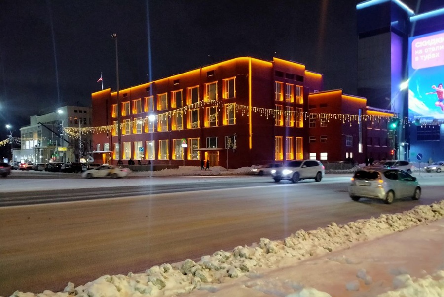 Госбанк — одна из счастливых новинок в этом жанре: здание, вопреки мнению об образной скудости советского конструктивизма, и по колориту, и по пластике очень насыщенное.