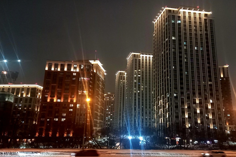 здания «Чернышевского», которые днем имеют белую доминанту цветового кода, во тьме становятся хрустально-серебряными