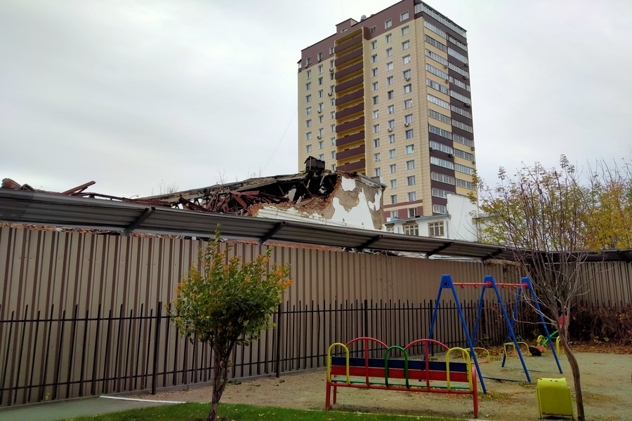 Разрушения частично скрывает забор